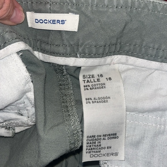 Dockers ladies army green capris with many pockets. Draw string bottoms. Sz 16 - Picture 7 of 7